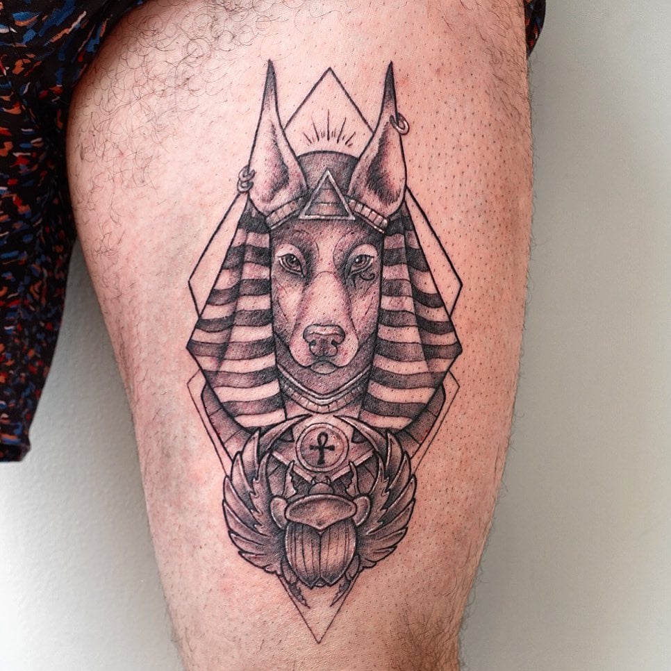 Putting your Anubis on your thigh gives you more then enough room for details.
