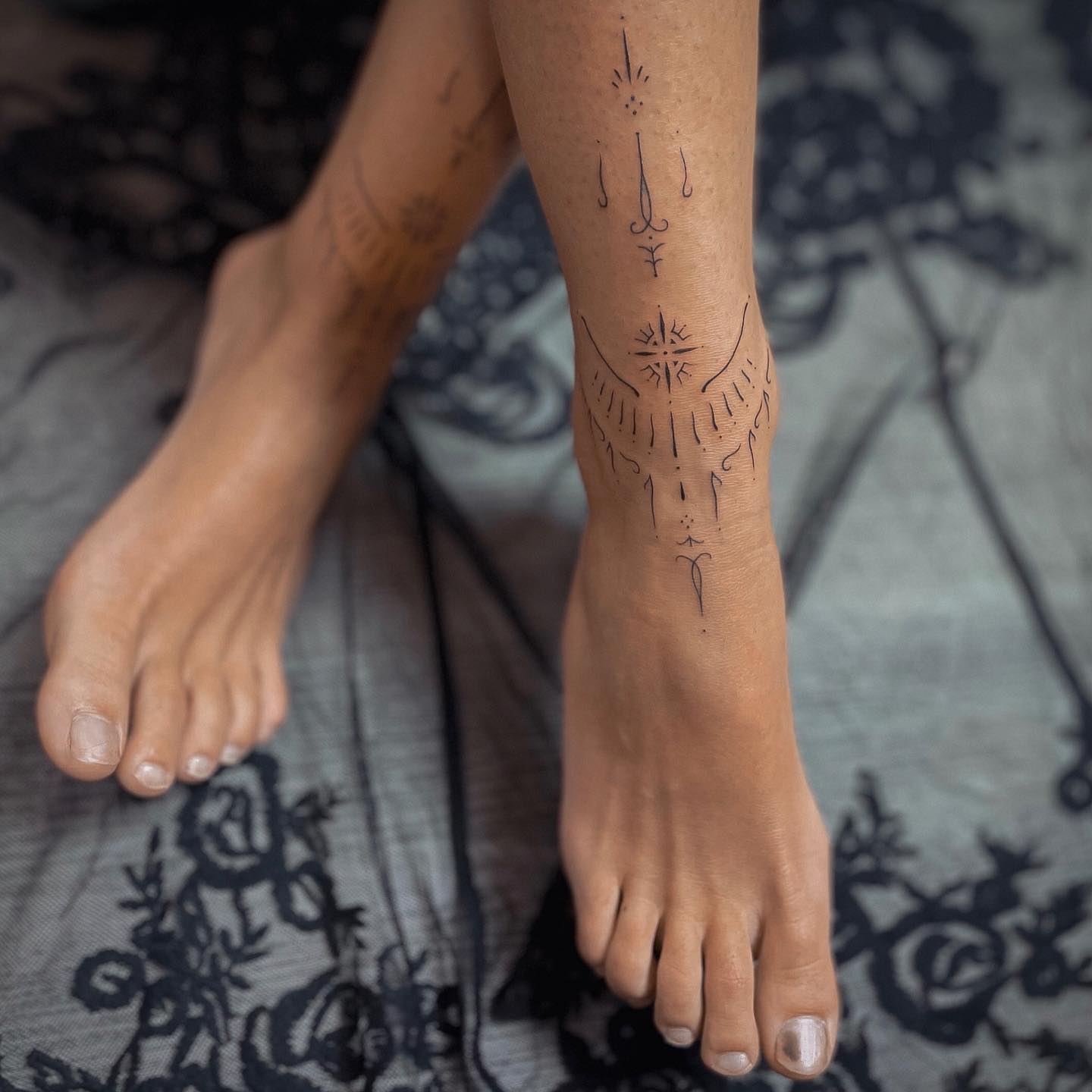 This simple ankle tattoo has that mandala vibe to it. Do you fancy it? It is a delicate and simple design, a must-try by women worldwide who like spiritual ink.