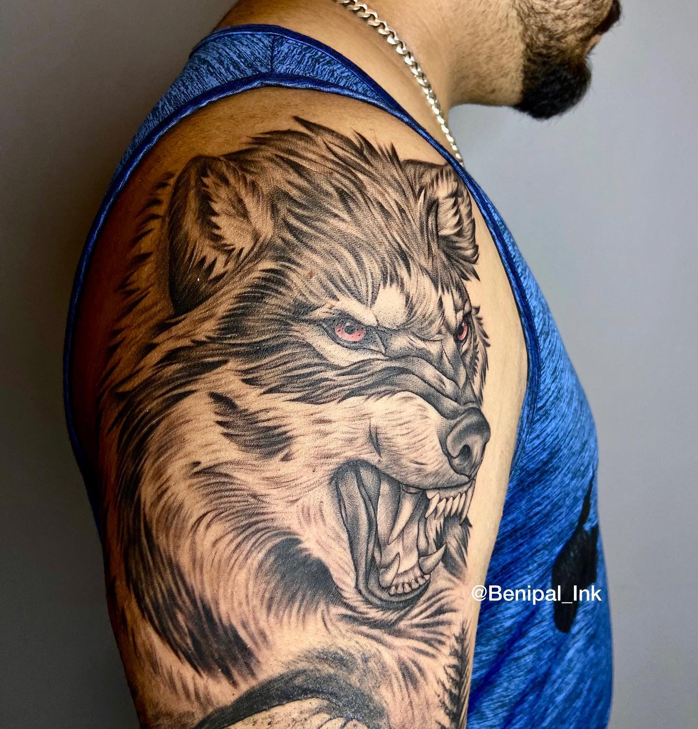 Cool wolf design that shows your bold and dominant side. Ideal for men who want to make an impression and a statement everywhere they go.