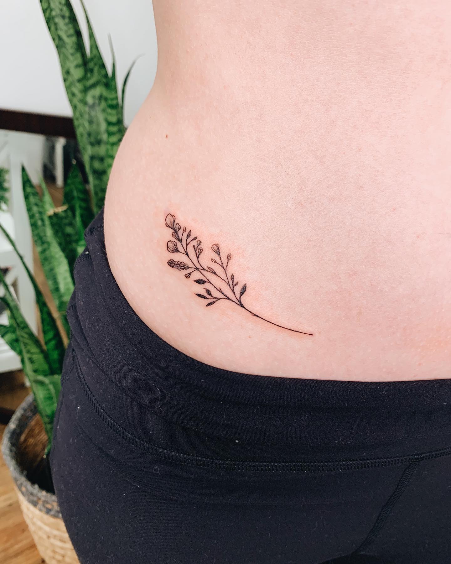 Show how real and close to nature you actually are with this small yet subtle and cute leaf hip design.