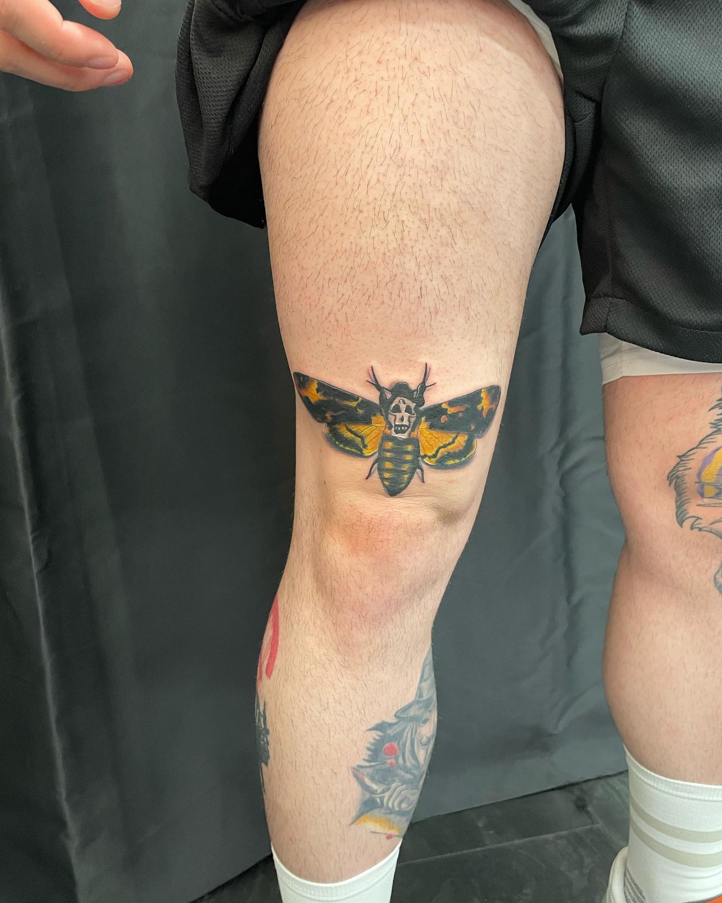 This cool thigh tattoo is for guys who work out. Does this apply to you? If you’re someone who likes loud ideas and you wish to show off your quads, this is the way to do it. If you’re a fan of colorful ideas, try this out.