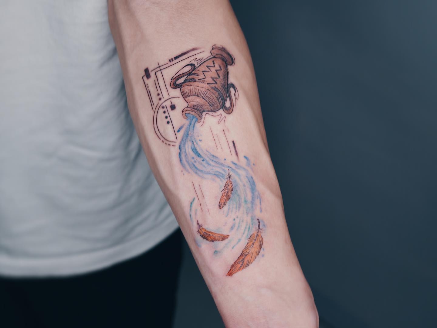 Being unique in your own way, you always stand out in the crowd. Aquarius people are creative and you can also show your creativity on your body. The water is poured out and some fall leaves are seen. These leaves symbolize that you go through a change and you are perfect no matter what you are.