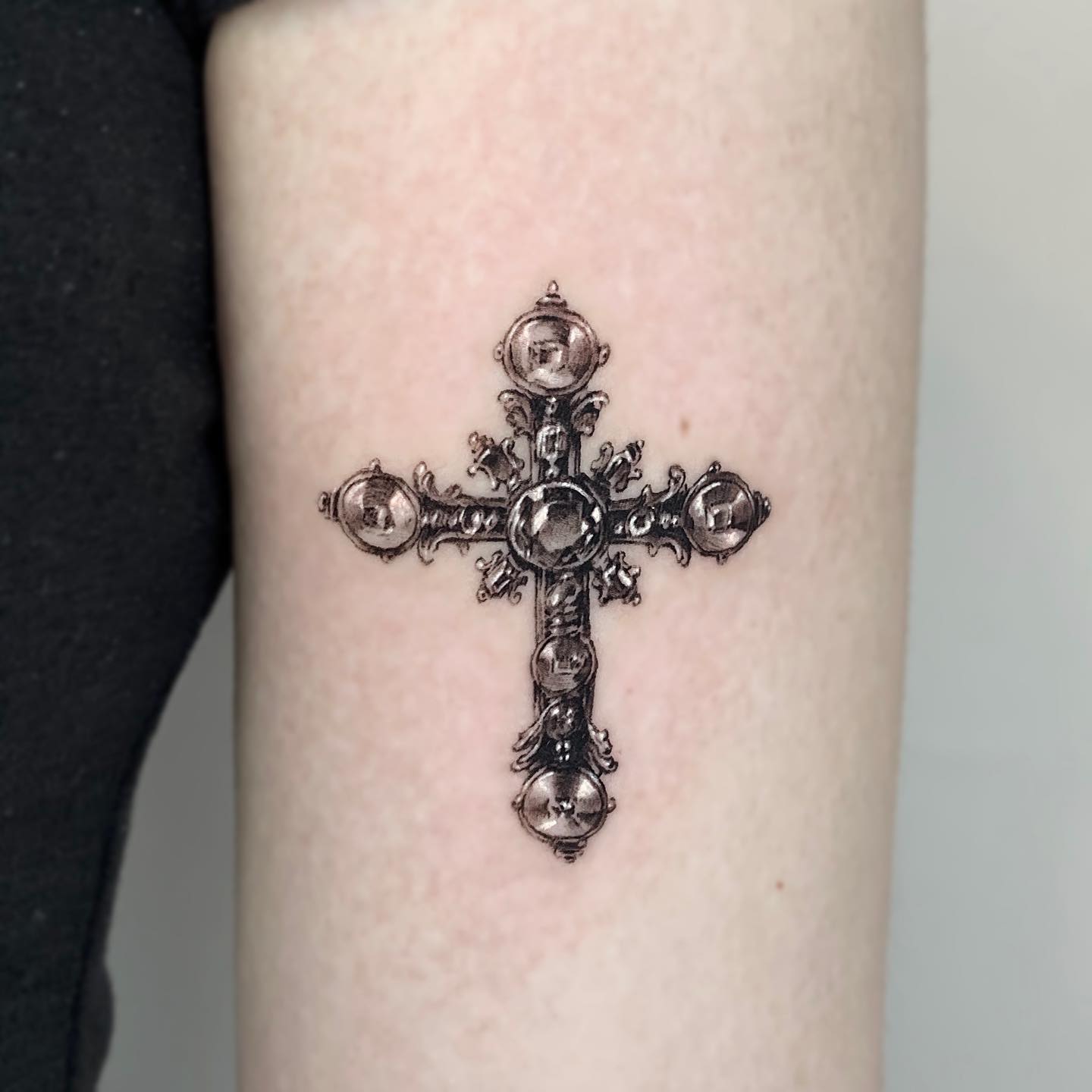 Some people choose simple tattoos while others prefer to have ornamented ones. The cross above looks super-gorgeous with its decorations. To feel the royalty to the fullest, you need to get this tattoo as soon as possible.